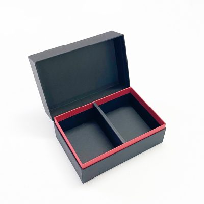 中材に赤色の貼り紙を使用。デザイン性の高い仕上がりです。
